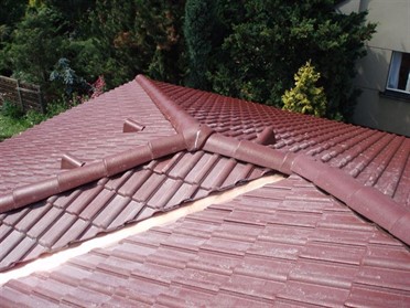 Detail betonové krytiny na hřebeni