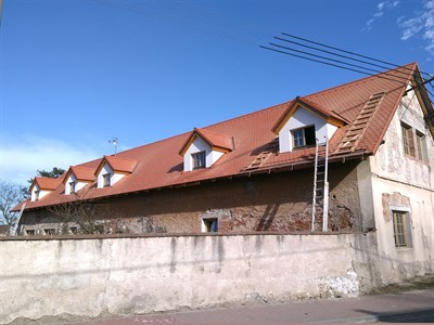 Pálená krytina na dlouhé střeše domu