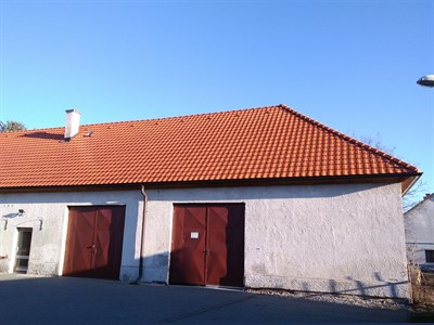 Pálená krytina na hospodářské budově