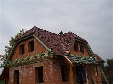 Pokládka betonové krytiny na novostavbě