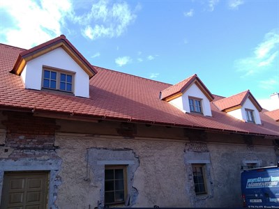 Střecha s vikýři a pálenou krytinou